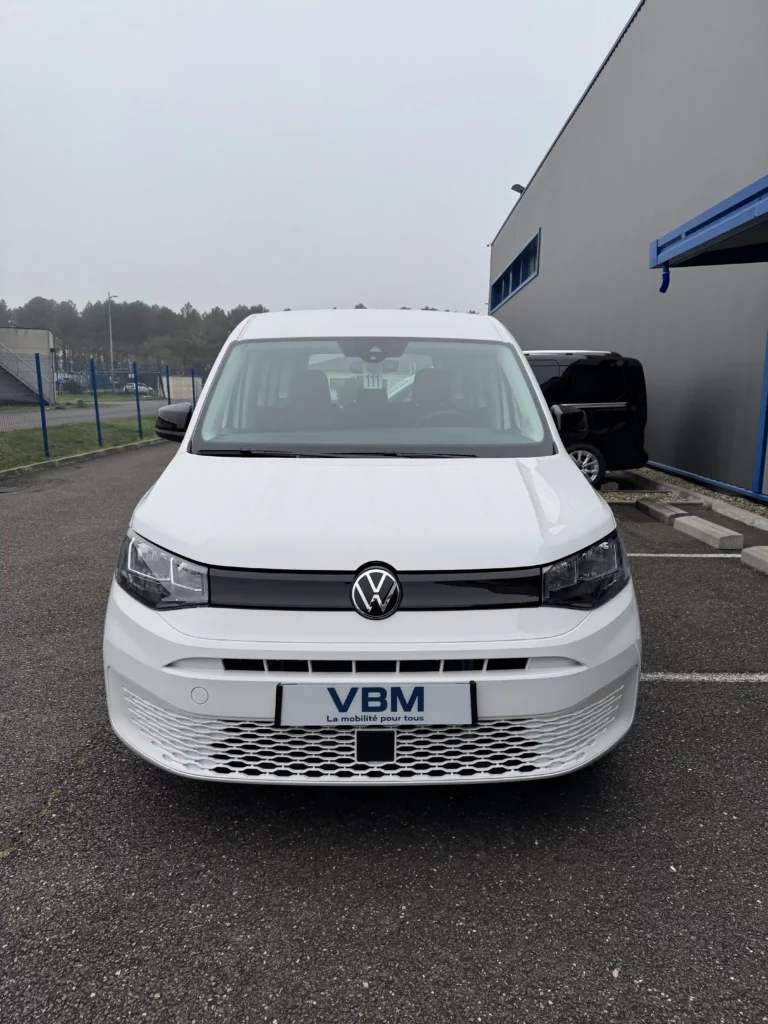 VBM : VOLKSWAGEN Caddy TPMR 3+1 blanc face avant