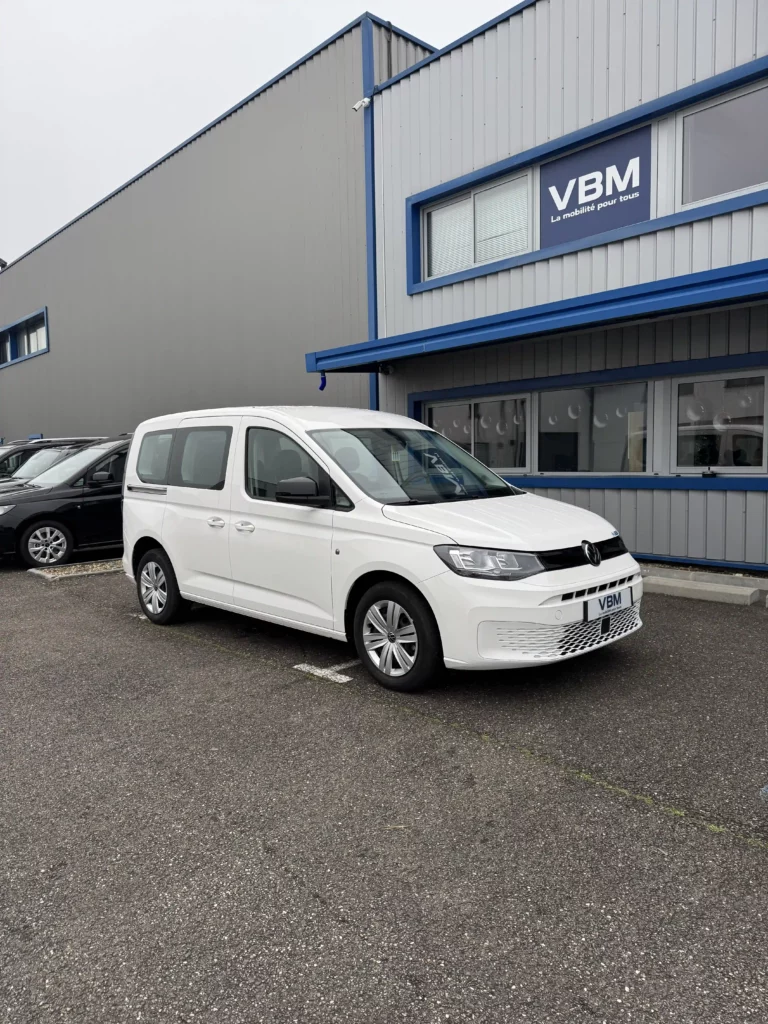 VBM : VOLKSWAGEN Caddy TPMR 3+1 blanc avant droit