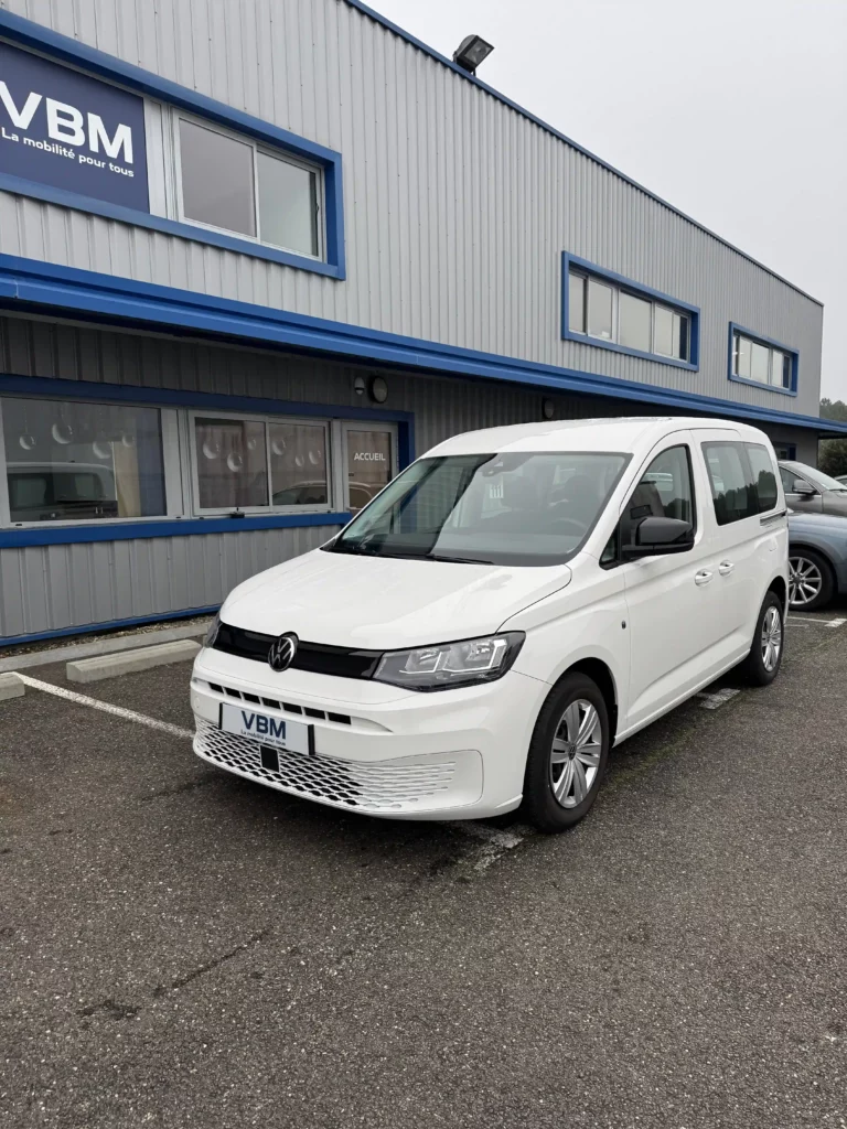 VBM : VOLKSWAGEN Caddy TPMR 3+1 blanc avant gauche