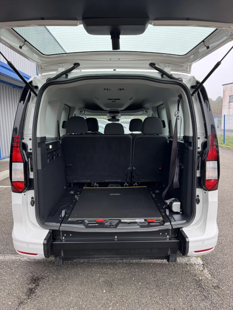 VBM : VOLKSWAGEN Caddy TPMR 3+1 blanc coffre ouvert