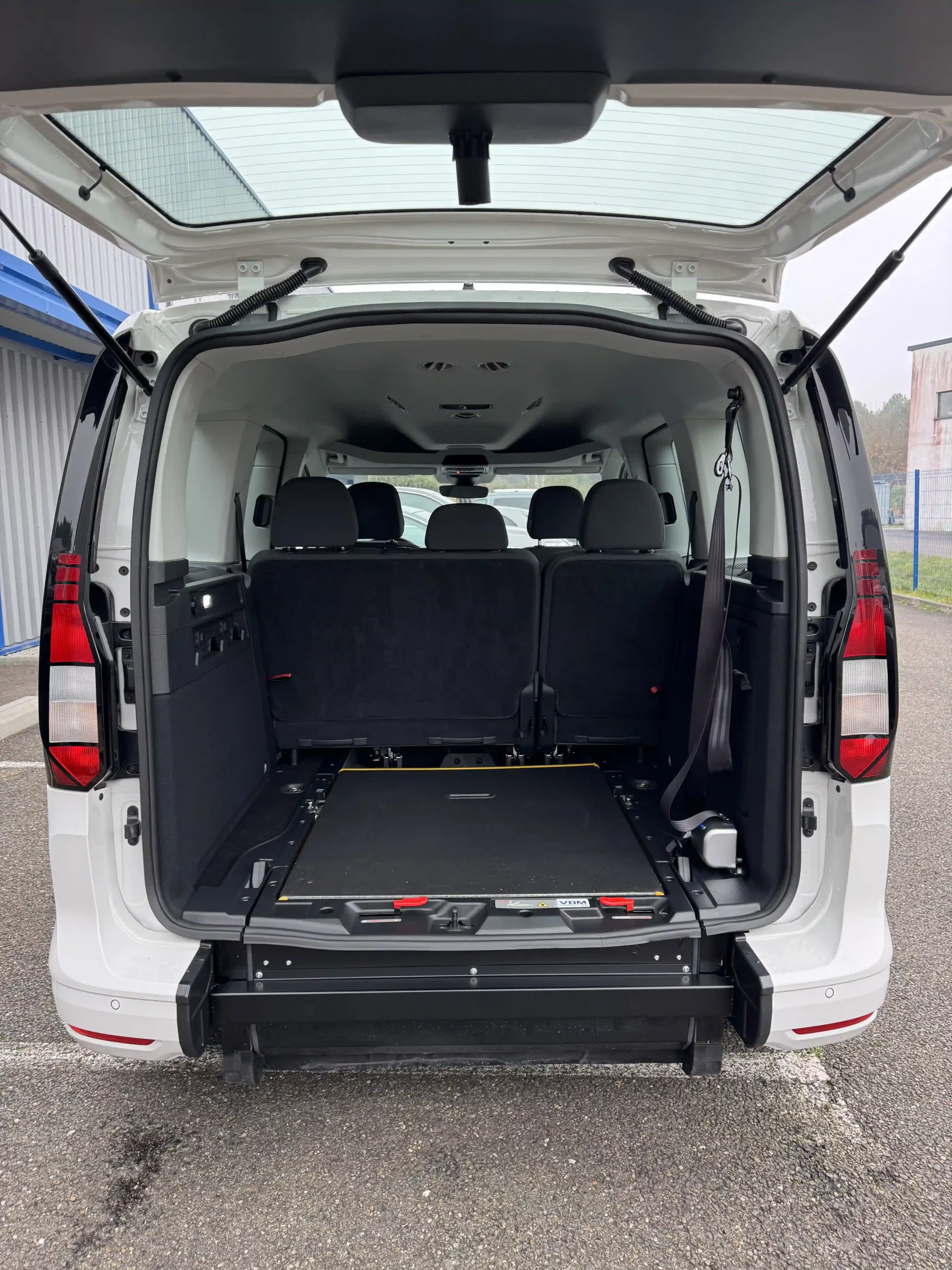 VOLKSWAGEN Caddy TPMR 3+1 blanc coffre ouvert