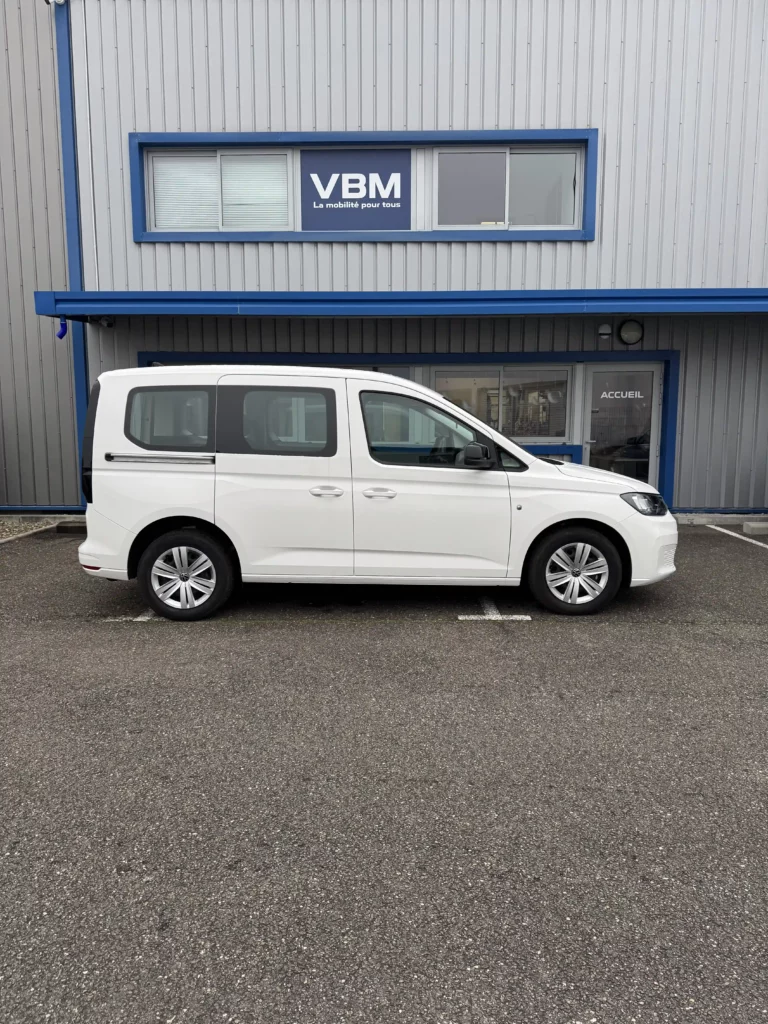 VBM : VOLKSWAGEN Caddy TPMR 3+1 blanc côté droit