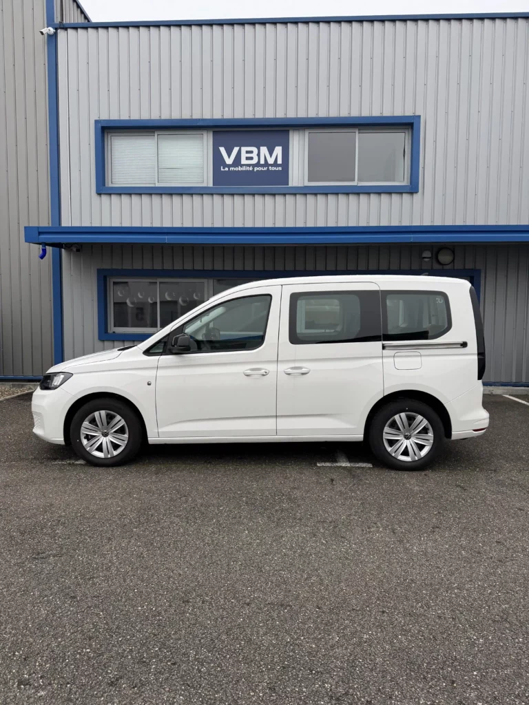 VBM : VOLKSWAGEN Caddy TPMR 3+1 blanc côté gauche