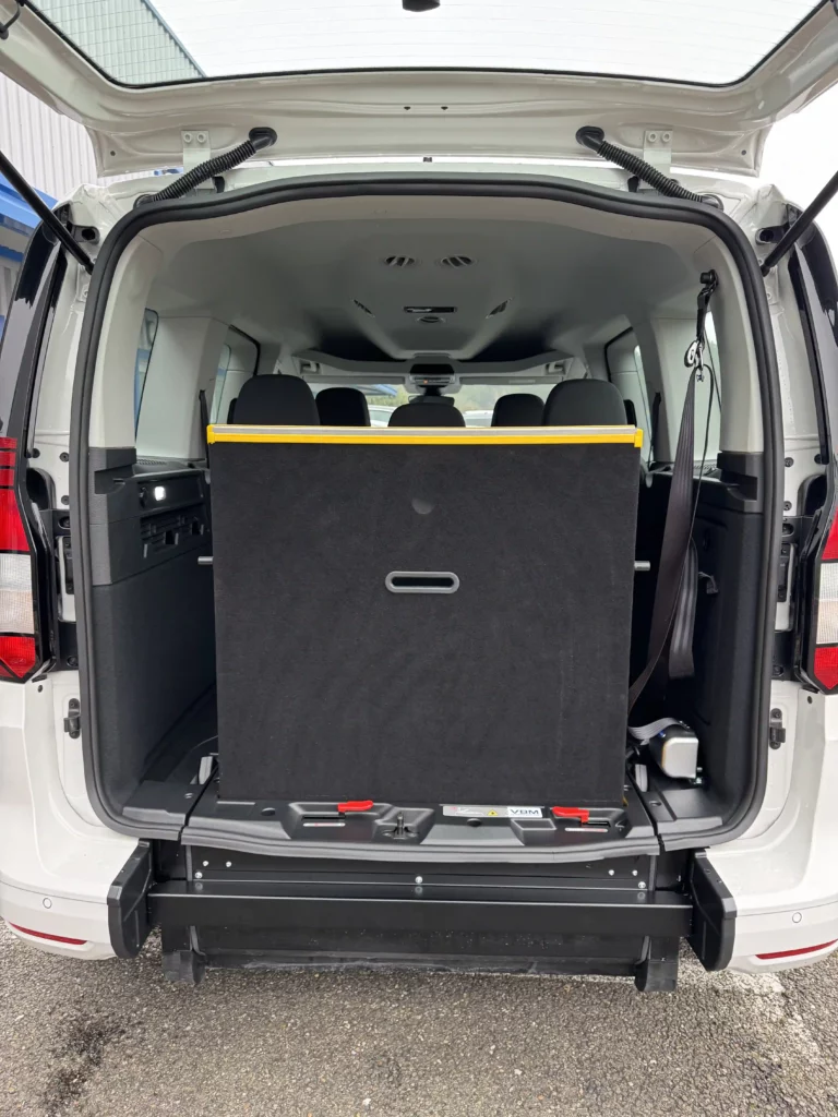 VBM : VOLKSWAGEN Caddy TPMR 3+1 blanc rampe relevée