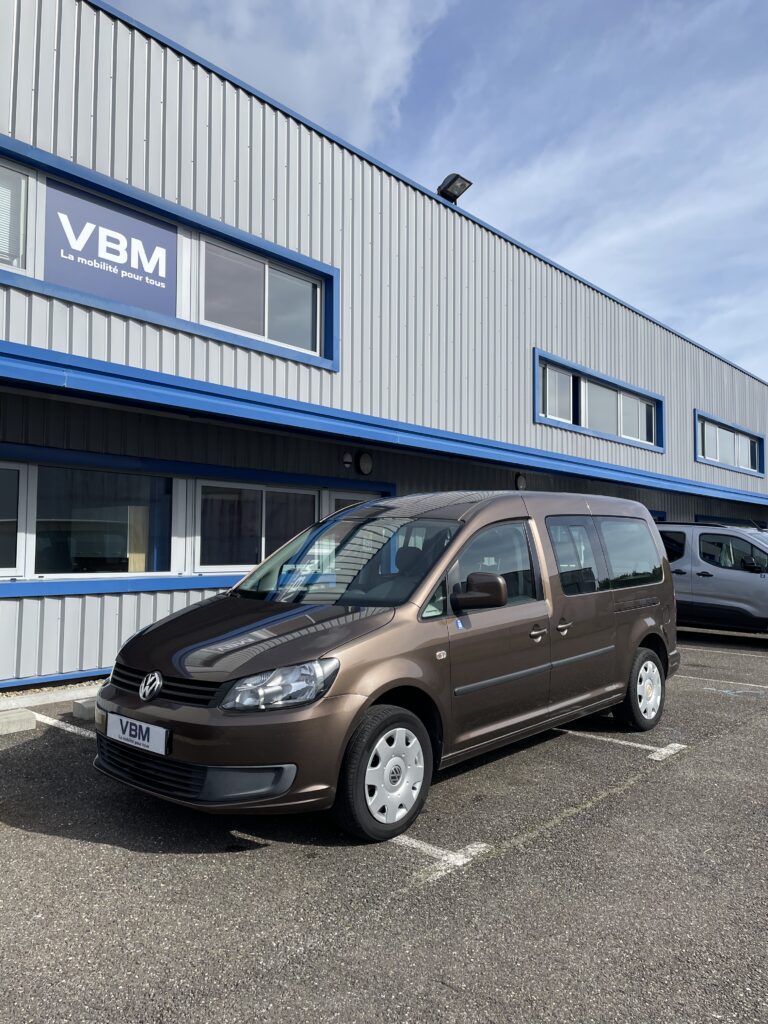 VBM : Volkswagen Caddy TPMR 5+1 vue trois quart face avant du coté gauche