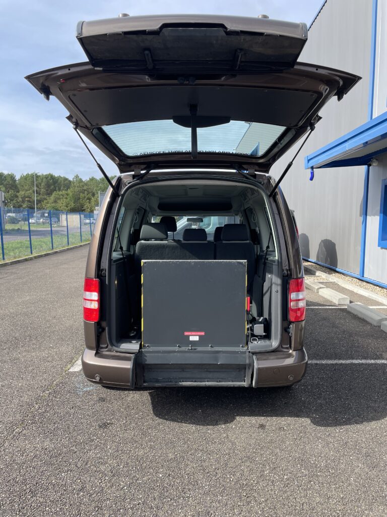 Vu arrière coffre ouvert et rampe fermée volkswagen Caddy TPMR décaissé en verison 5+1