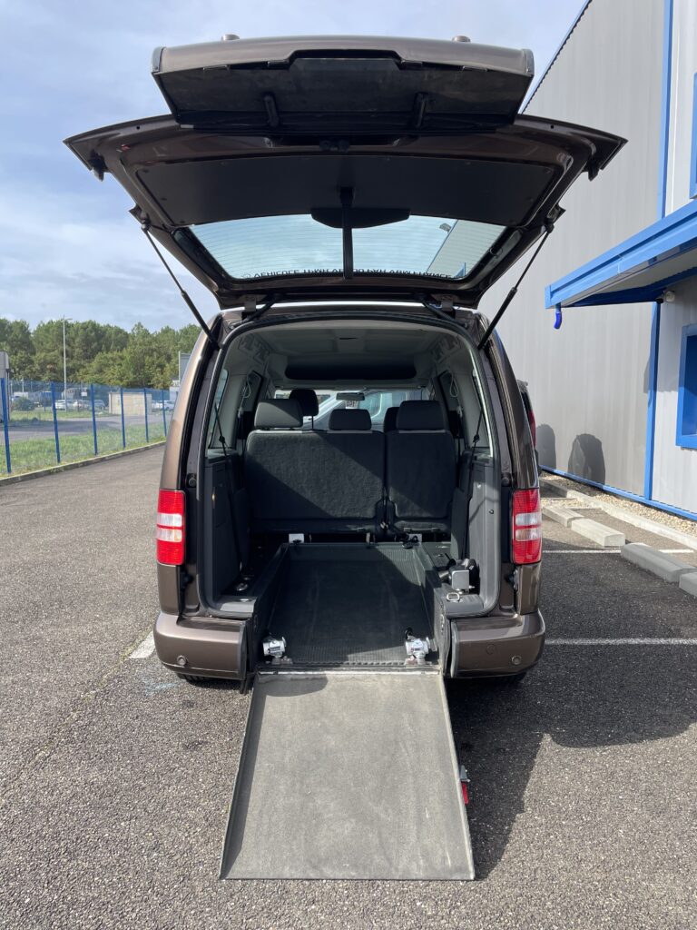Vu arrière coffre ouvert et rampe ouverte volkswagen Caddy TPMR décaissé en verison 5+1