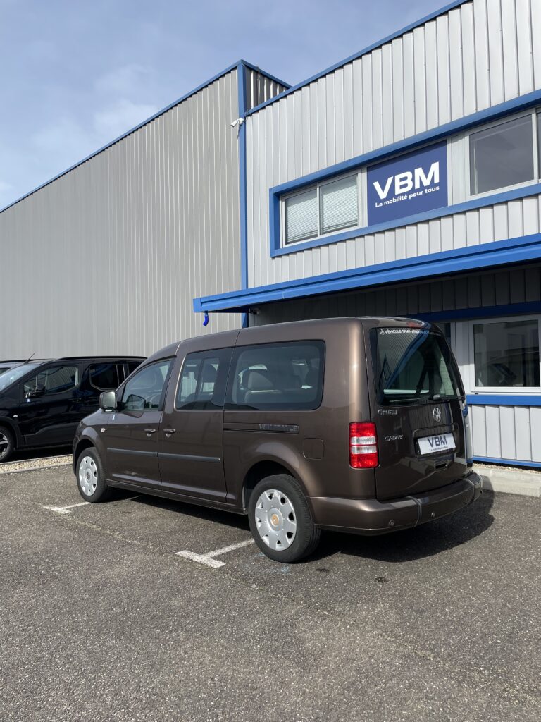 VBM : Vu trois quart arrière gauche Volkswagen Caddy Maxi TPMR 5+1