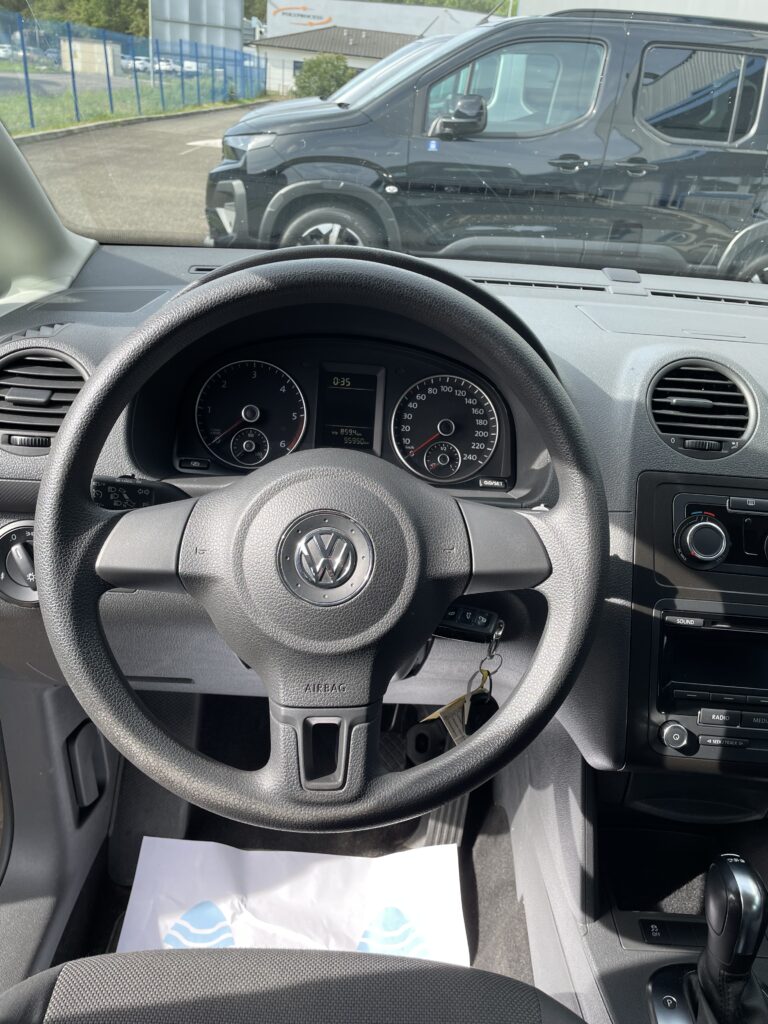 VBM : Vue intérieure tableau de bord poste de conduite Volkswagen Caddy Maxi TPMR 5+1