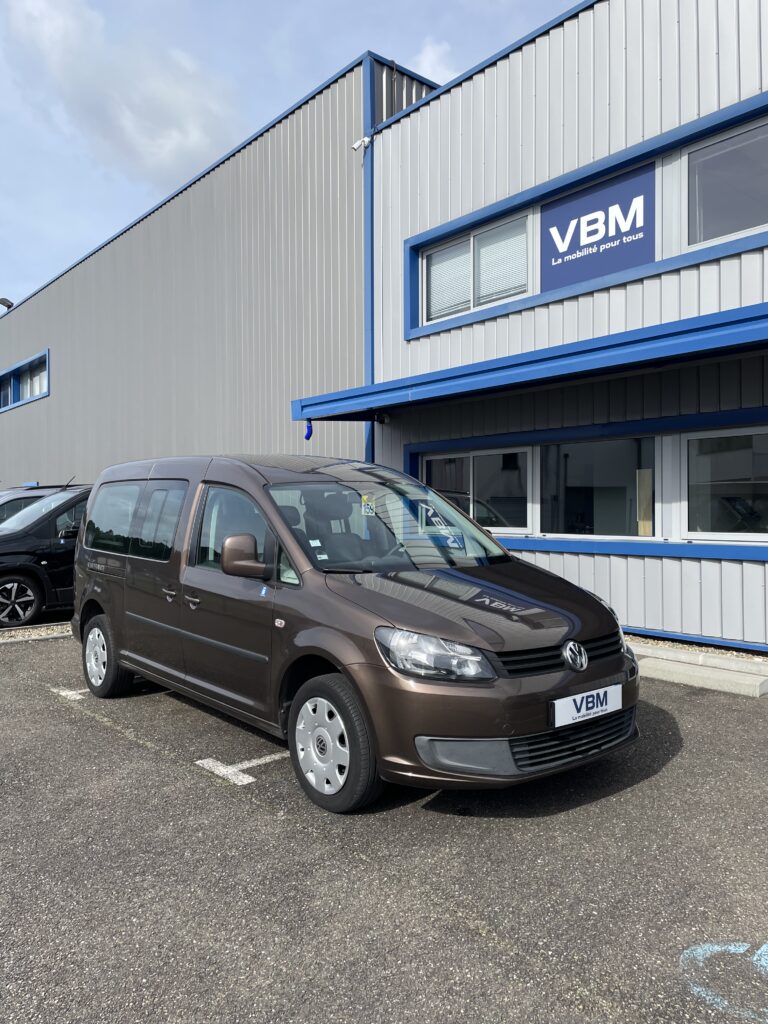 VBM : Vu trois quart avant droit Volkswagen Caddy Maxi TPMR 5+1