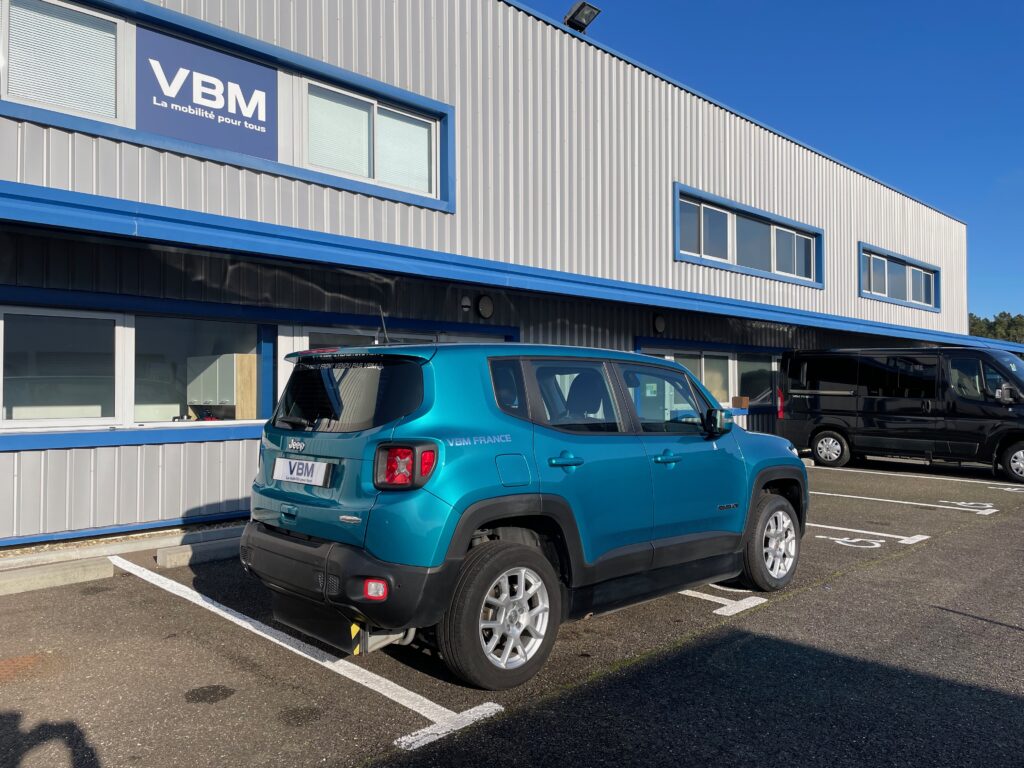 VBM : JEEP RENEGADE TPMR CONDUITE EN FAUTEUIL DRIVE FRONT VUE TROOIS QUART ARRIERE COFFRE FERME