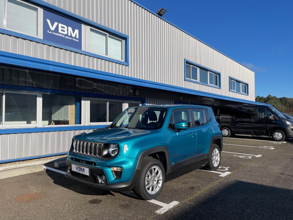 VBM : JEEP RENEGADE TPMR CONDUITE EN FAUTEUIL DRIVE FRONT VUE TROIS QUART FACE AVANT