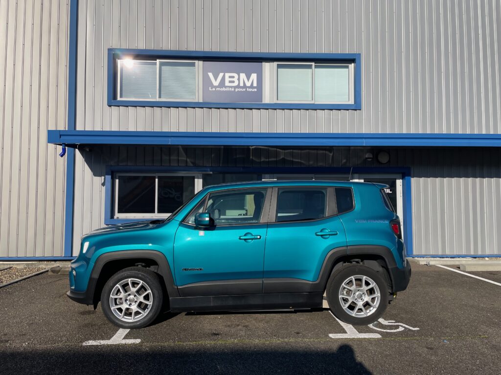 VBM : JEEP RENEGADE TPMR CONDUITE EN FAUTEUIL DRIVE FRONT VUE DE COTE GAUCHE