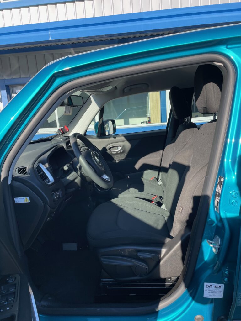 VBM : JEEP RENEGADE TPMR CONDUITE EN FAUTEUIL DRIVE FRONT VUE INTERIEURE SIEGES AVANT D'ORIGINE