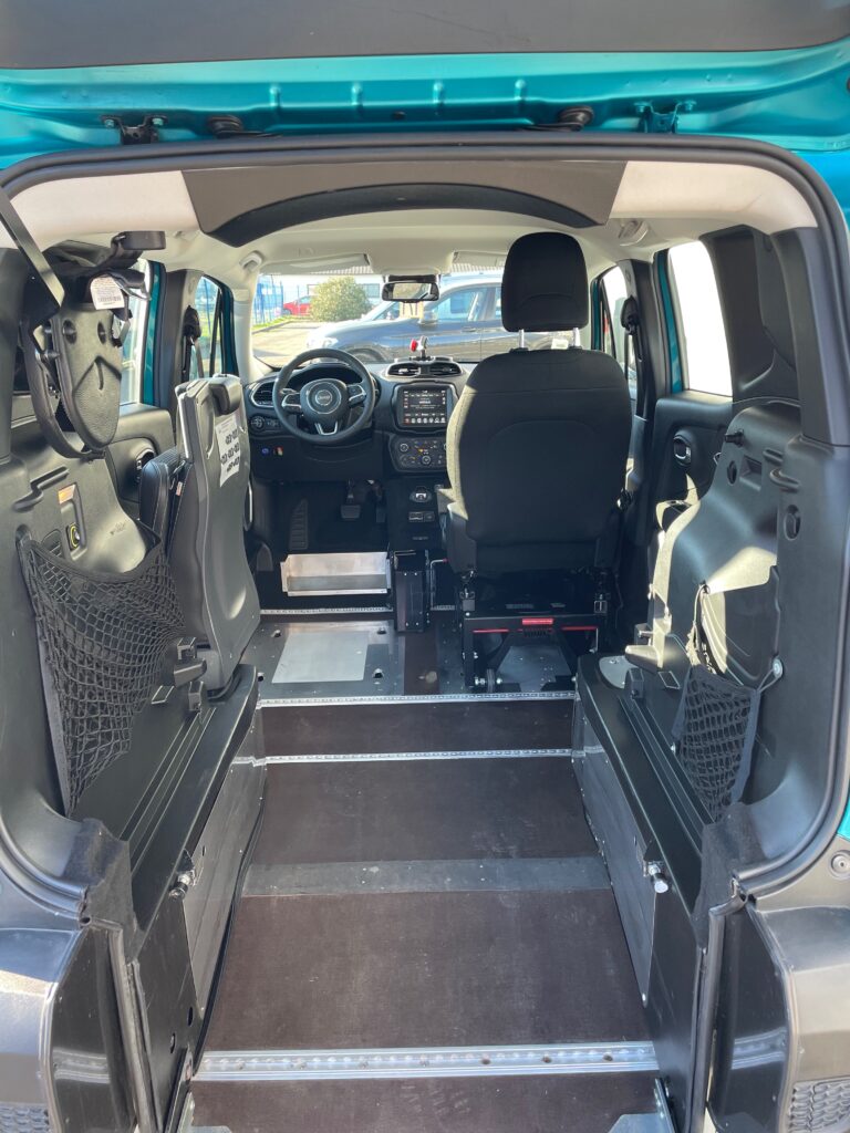 VBM : JEEP RENEGADE TPMR CONDUITE EN FAUTEUIL DRIVE FRONT VUE INTERIEURE COFFRE OUVERT RAMPE OUVERTE SIEGE ACCES FAUTEUIL AU VOLANT