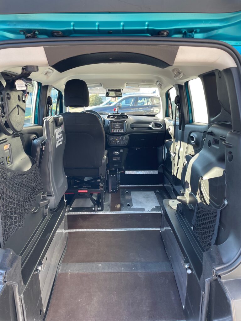 VBM : JEEP RENEGADE TPMR CONDUITE EN FAUTEUIL DRIVE FRONT VUE INTERIEURE COFFRE OUVERT RAMPE OUVERTE SIEGE ACCES FAUTEUIL AU PASSAGER AVANT