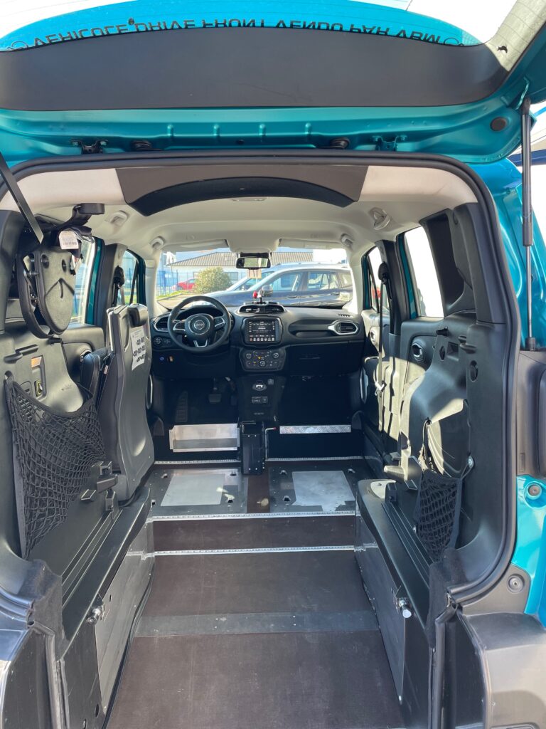 JEEP RENEGADE TPMR CONDUITE EN FAUTEUIL DRIVE FRONT VUE INTERIEURE COFFRE OUVERT RAMPE OUVERTE SIEGE ACCES FAUTEUIL AU VOLANT OU PASSAGER AVANT