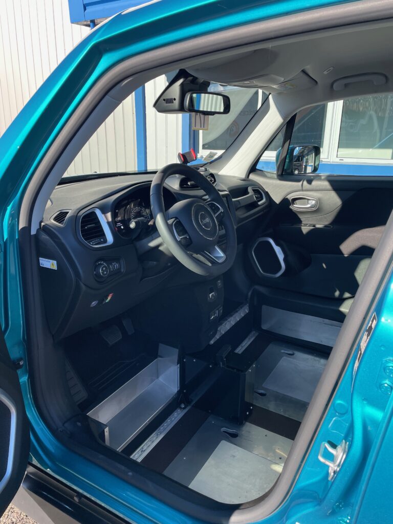 VBM : JEEP RENEGADE TPMR CONDUITE EN FAUTEUIL DRIVE FRONT VUE INTERIEURE PLACE DU FAUTEUIL CONDUCTEUR