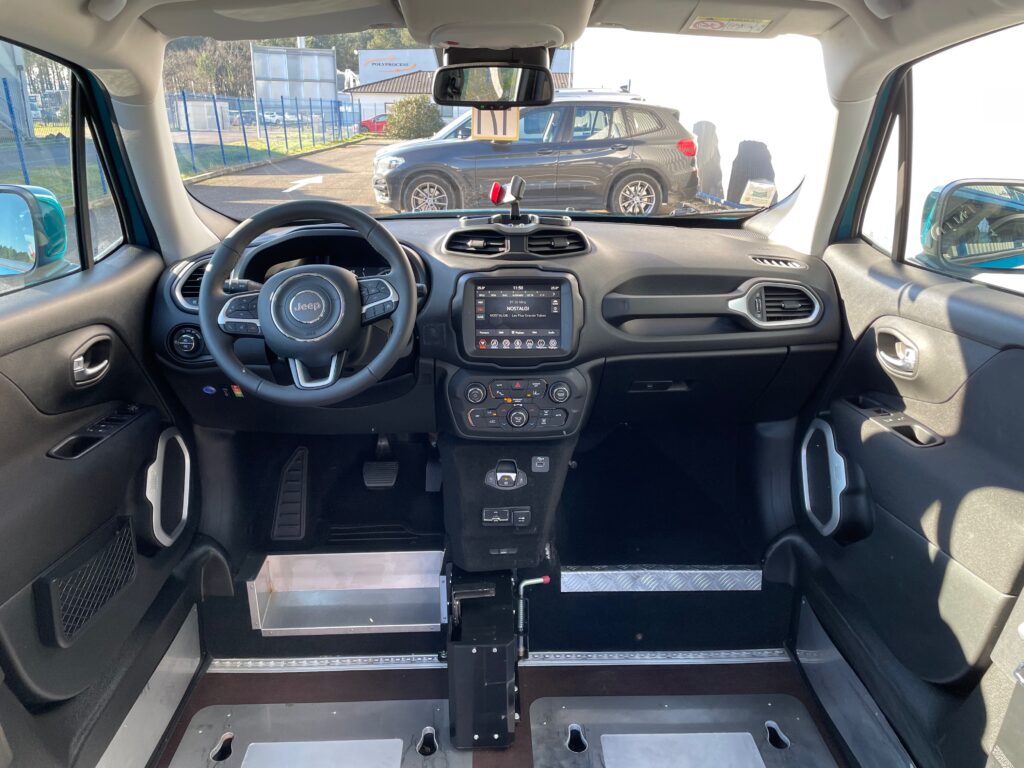 VBM : JEEP RENEGADE TPMR CONDUITE EN FAUTEUIL DRIVE FRONT VUE INTERIEURE ACCES FAUTEUIL AU VOLANT OU PASSAGER AVANT