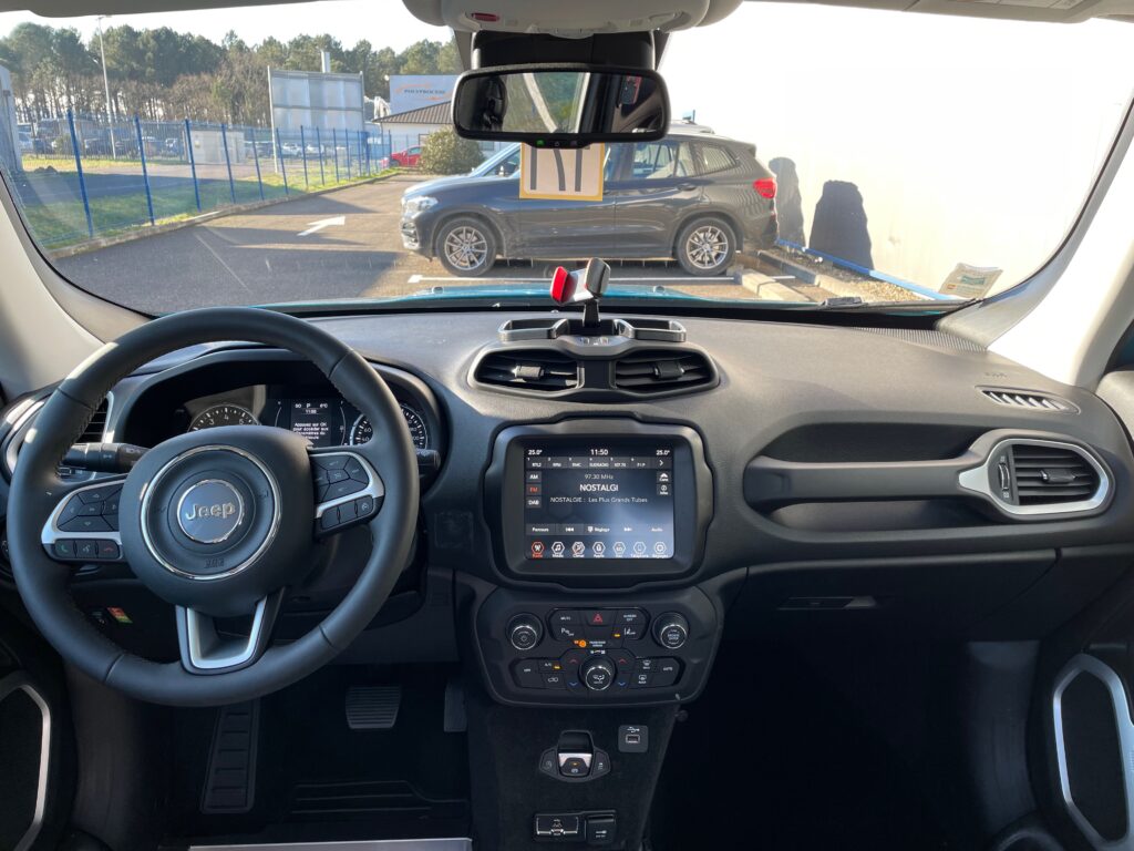 VBM : JEEP RENEGADE TPMR CONDUITE EN FAUTEUIL DRIVE FRONT VUE INTERIEURE TABLEAU DE BORD