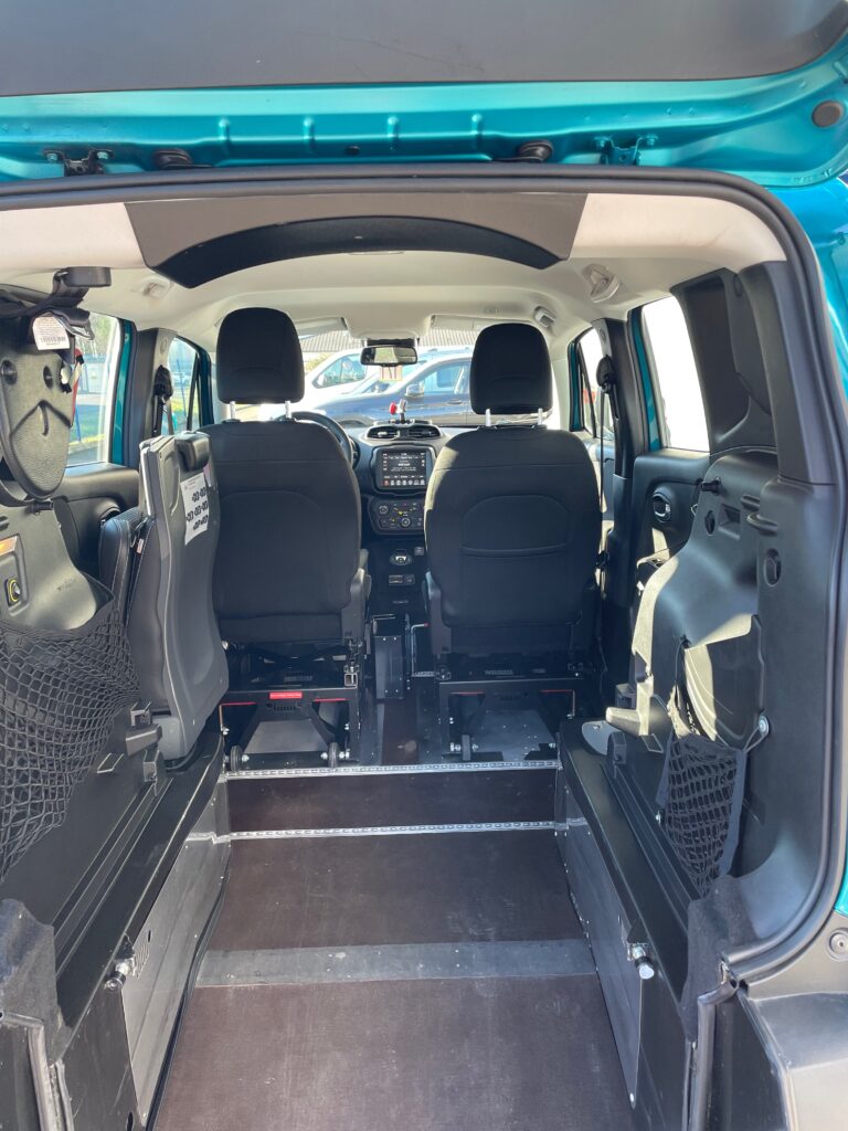 VBM : JEEP RENEGADE TPMR CONDUITE EN FAUTEUIL DRIVE FRONT VUE INTERIEURE COFFRE OUVERT RAMPE OUVERTE