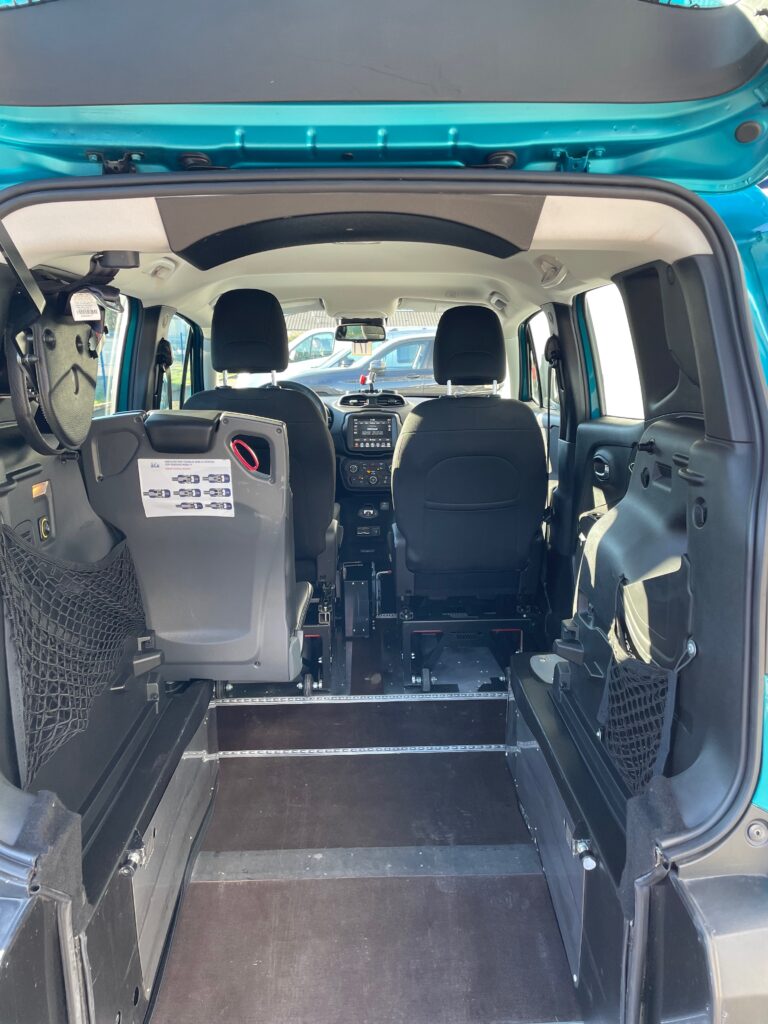 VBM : JEEP RENEGADE TPMR CONDUITE EN FAUTEUIL DRIVE FRONT VUE INTERIEURE COFFRE OUVERT RAMPE OUVERTE SIEGE STRAPONTIN DEPLIE