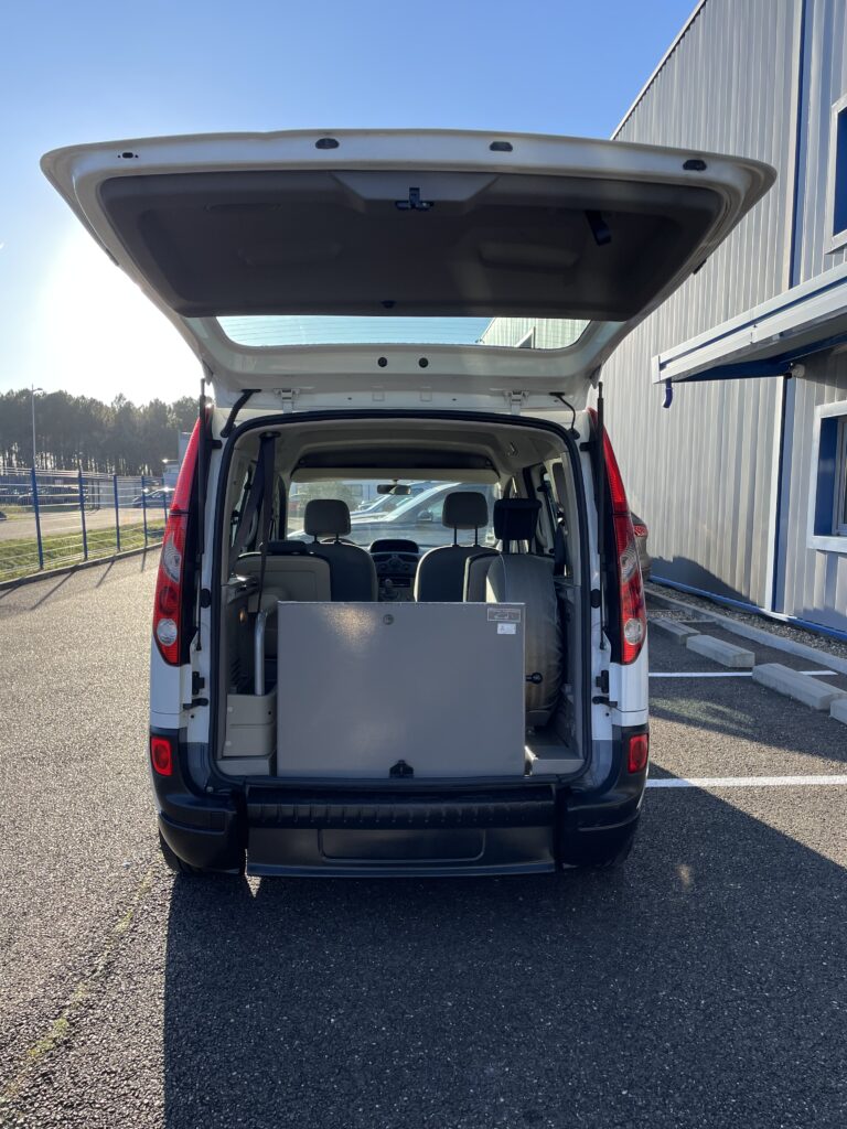 VBM : RENAULT KANGOO TPMR VUE ARRIERE COFFRE OUVERT ET RAMPE FERMEE