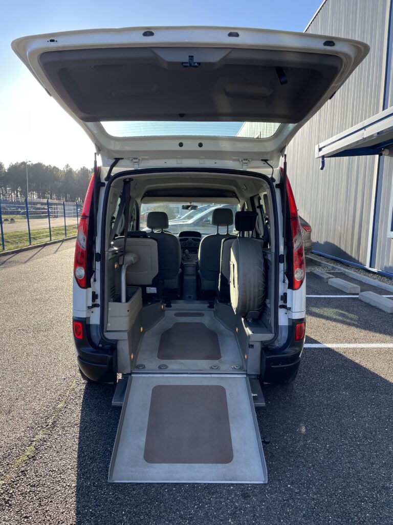 VBM : RENAULT KANGOO TPMR VUE ARRIERE COFFRE OUVERT ET RAMPE OUVERTE