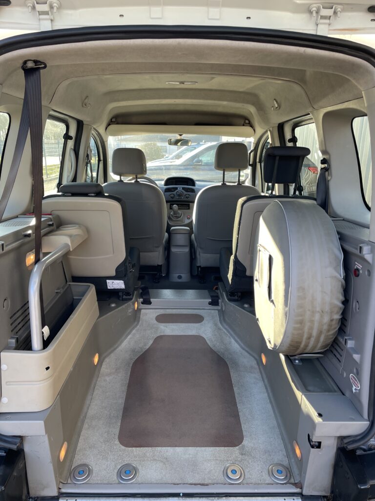 VBM : RENAULT KANGOO TPMR VUE INTERIEURE COFFRE OUVERT ET RAMPE OUVERTE