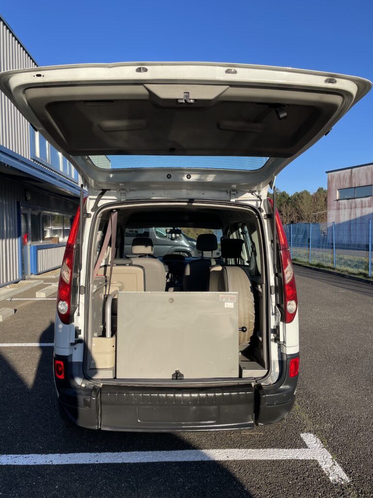 RENAULT KANGOO TPMR VUE ARRIERE COFFRE OUVERT ET RAMPE FERMEE