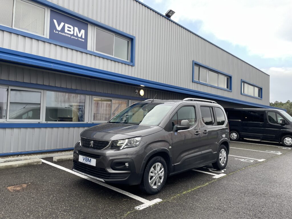 VBM : PEUGEOT RIFTER ALLURE TPMR 4+1 VUE TROIS QUART FACE AVANT
