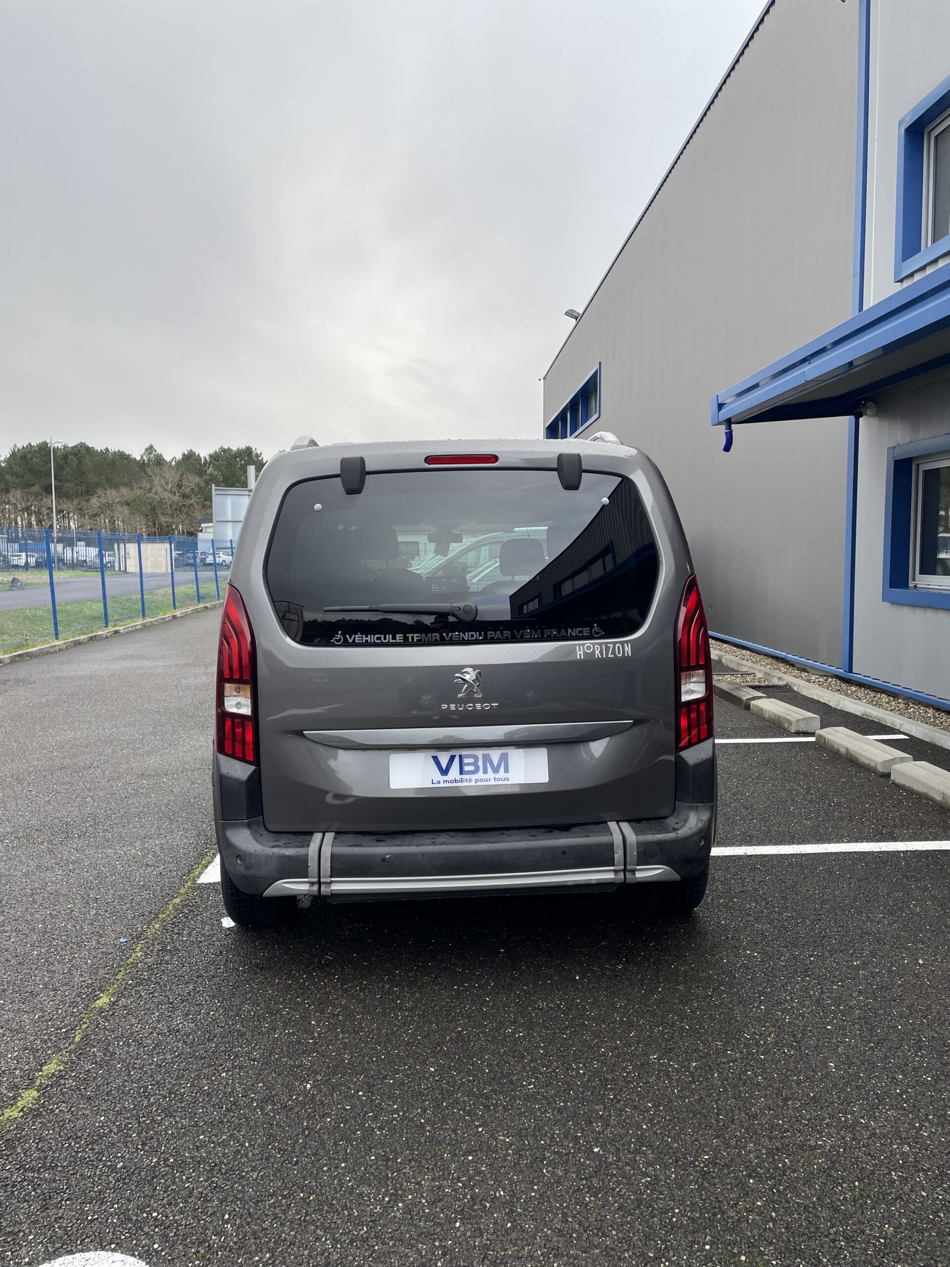 PEUGEOT RIFTER ALLUR TPMR 4+1 VUE ARRIERE COFFRE FERME