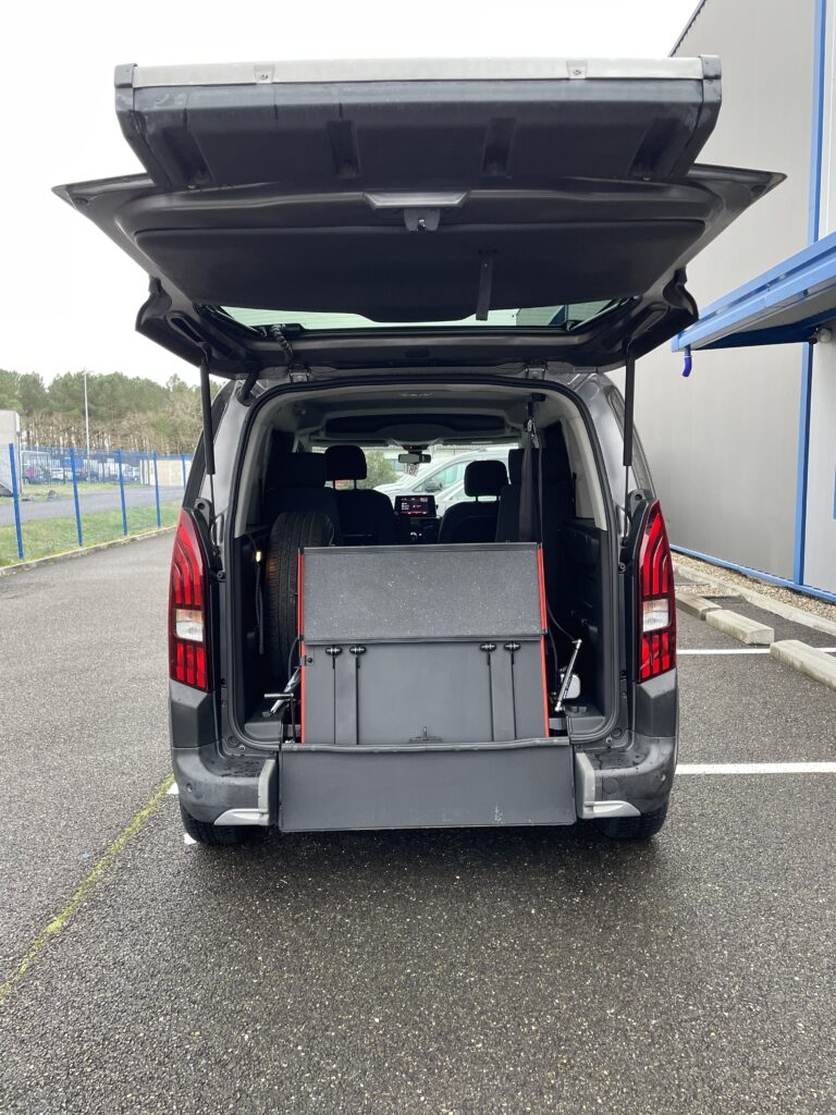 PEUGEOT RIFTER ALLUR TPMR 4+1 VUE ARRIERE COFFRE OUVERT RAMPE FERMEE