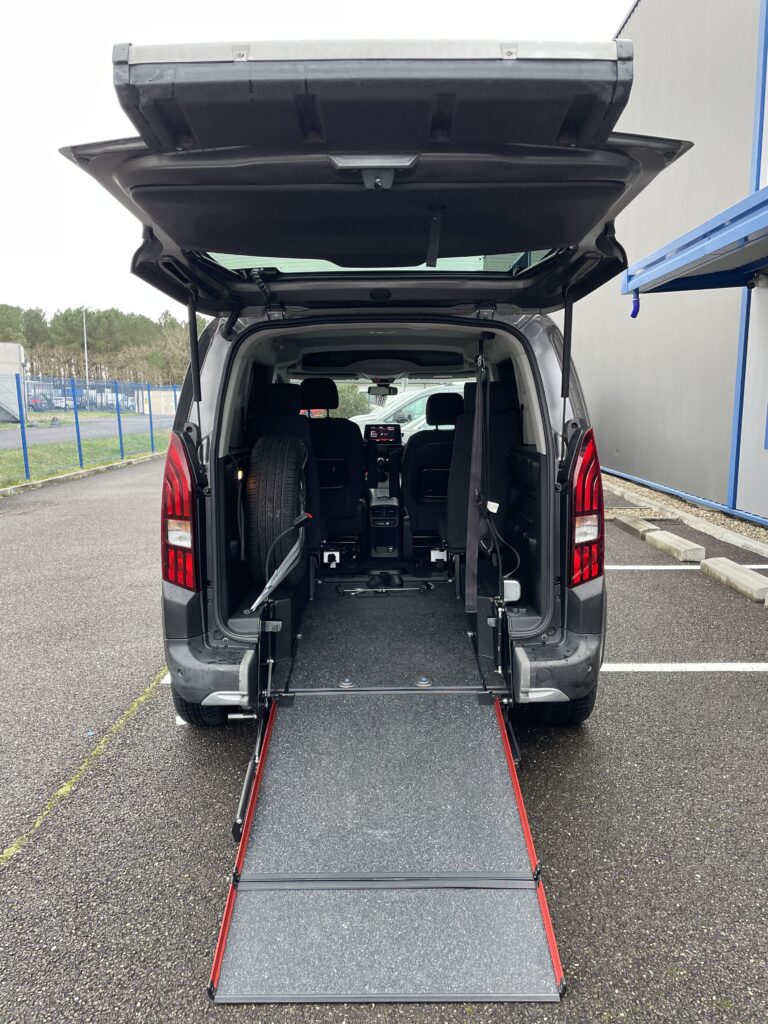 PEUGEOT RIFTER ALLUR TPMR 4+1 VUE ARRIERE COFFRE OUVERT RAMPE OUVERTE