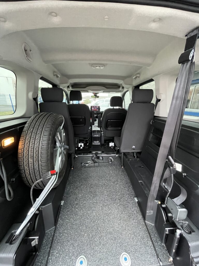 VBM : PEUGEOT RIFTER ALLURE TPMR 4+1 VUE INTERIEURE ARRIERE COFFRE OUVERT RAMPE OUVERTE