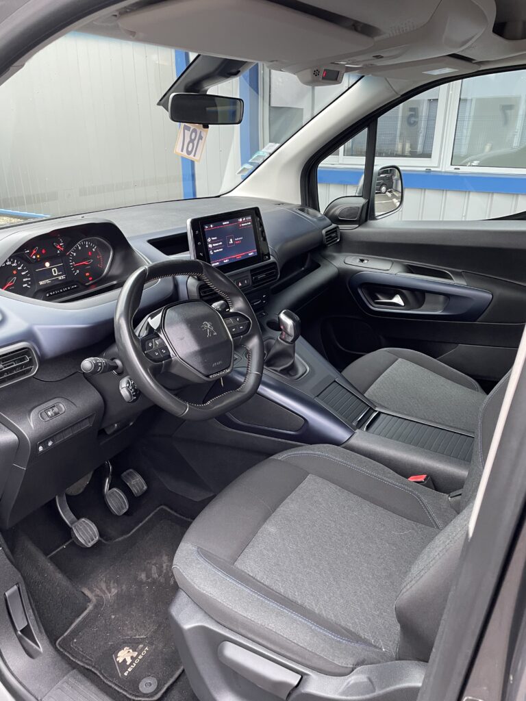 VBM : PEUGEOT RIFTER ALLURE TPMR 4+1 VUE INTERIEURE SIEGES RANG 1 TABLEAU DE BORD